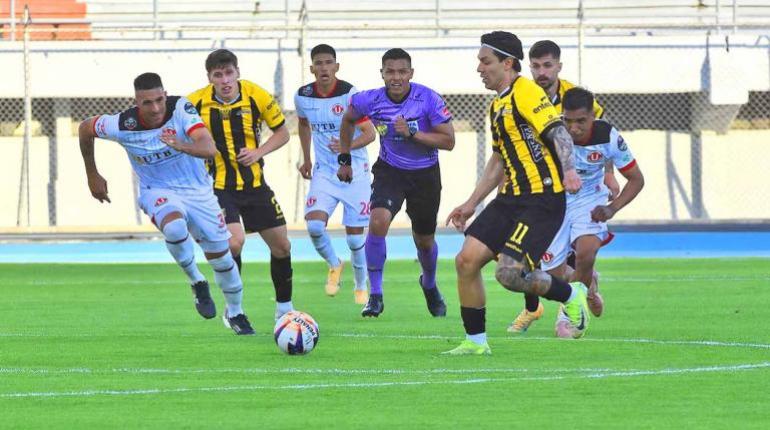 El partido de debut de U de Vinto y The Strongest, en el Capriles. | Andia.
