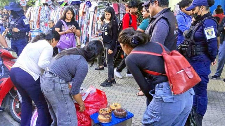 La Intendencia retira a los comerciantes ambulantes del Correo. | Intendencia.