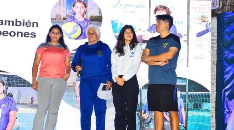Emprendedores. Marcia Aranibar (izq.) y la familia Guzmán.