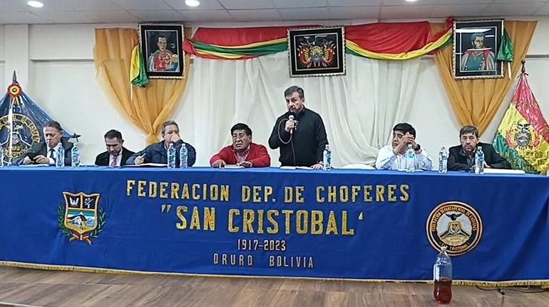 El ministro de Hidrocarburos, Mauricio Medinaceli, líderes de los otros choferes y otros altos funcionarios de instancias estatales, la tarde de este lunes en Oruro al inicio de la reunión que se interrumpió sin resultados. | RADIO PÍO XII